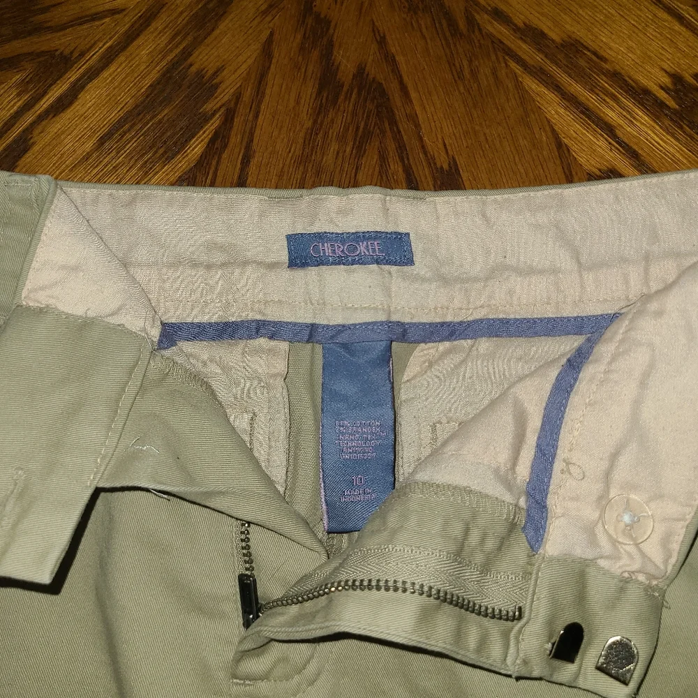 Shorts - Picture 2 of 3